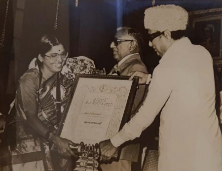 musician S. Rajeswari receiving award from MGR