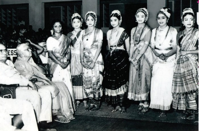 Vilasini Teacher with her dancers, Rukmini Devi
