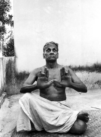 Guru Ammannur Madhava Chakyar demonstrating the mudra, the Sun