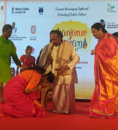 Guru Kalyanasundaram being honored