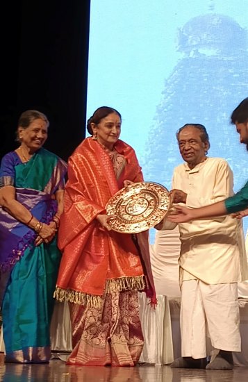 Guru Kalyanasundaram honoring Dr. Sandhya Purecha