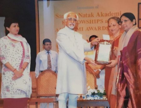 musician S. Rajeswari receiving SNA Award