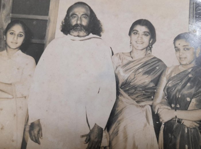 Guru Gopinath with his students Suniti, Geetha Banerjee and Mrs. KS Kothari