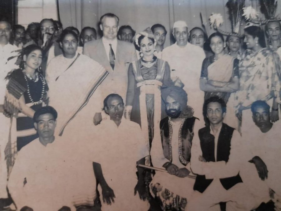 Guru Gopinath and group with Pt Nehru
