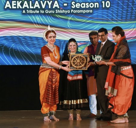 Nishi Singh receives the Aekalavya award in Dubai