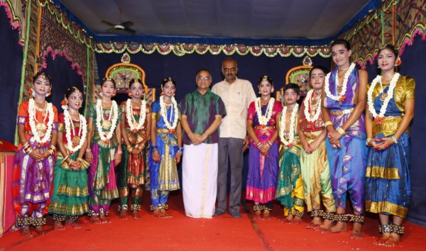 Ulaganathan with Guru S Natarajan and young dancers