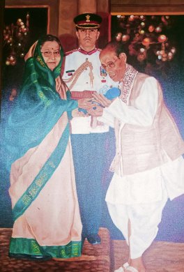Guru Rajkumar Achouba Singh receiving the Padma Shri