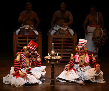 Margi Sajeev Narayana Chakyar and Shankar Venkiteswaran