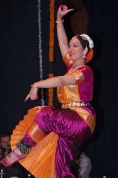 Bharatnatyam dance posesKrishna and Radha Romancing on  swingbeautiful bharatnatyam dancers Bhairavi Venkatesan  Harinie  Jeevitha  Instagram