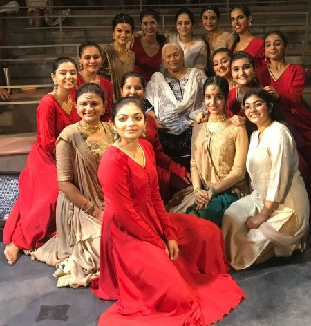 The dancers with Guru Kumudini Lakhia