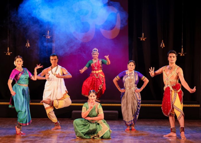 Prachi Saave Sathi, Anand Satchidanand, Vaidehi Rele, Keerthana Ravi (seated), Arundathi Patwardhan, Mithun Shyam