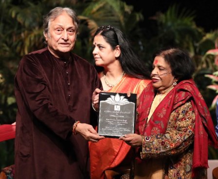 Ustad Amjad Ali Khan presents award to Shoba Deepak Singh