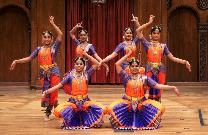 Shri Kalaa Mandir troupe