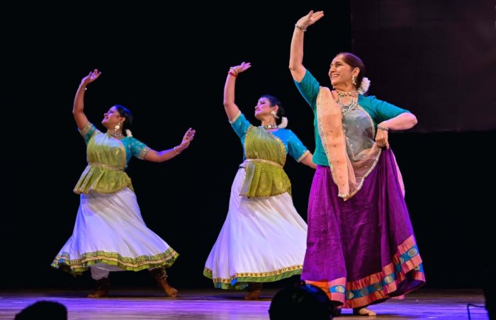 Janani Janma Bhumi - Uma Dogra and group