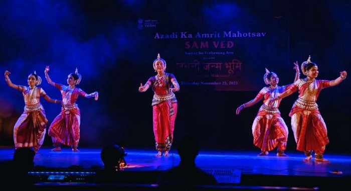 Janani Janma Bhumi - Jhelum Paranjape and group