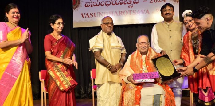 Felicitation to veteran Vainika Prof Ra Vishweshwaran