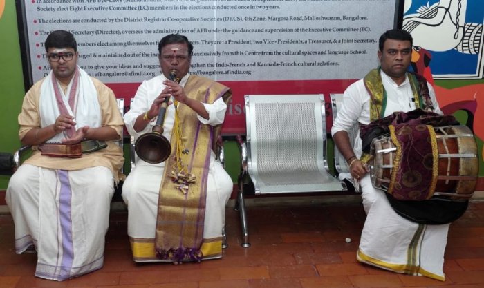 Nadaswaram and thavil musicians