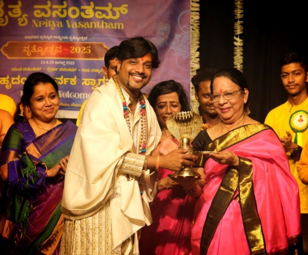 Dr.Vasanth Kiran honors Nandini Ramani