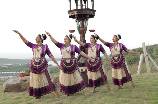 Mohiniattam ensemble led by Dr. Dimple Nair