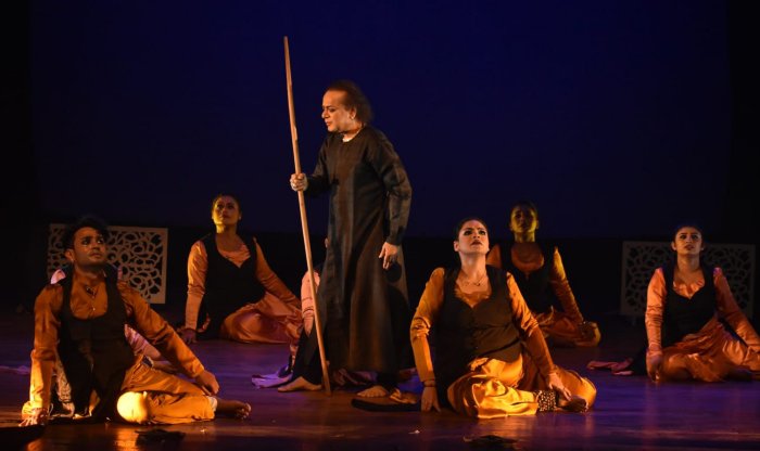 Ashimbandhu Bhattacharya and troupe