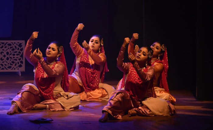 Ashimbandhu Bhattacharya and troupe