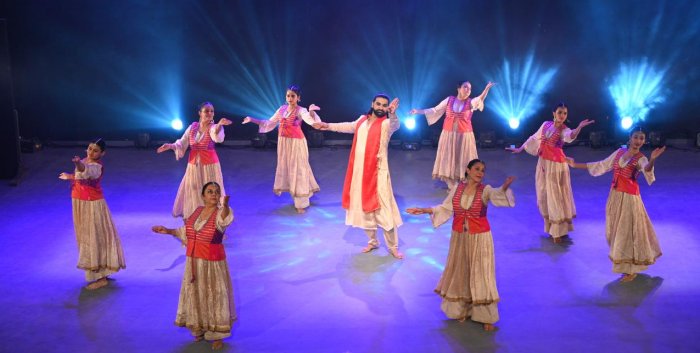 Praveg - Half Circle