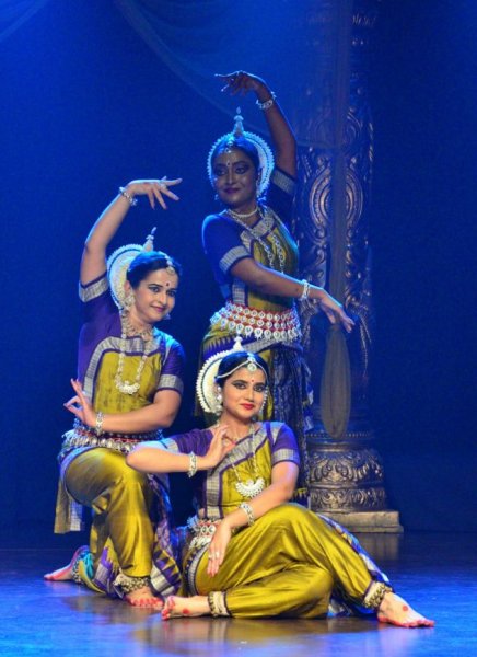 Yasomati Mishra and dancers