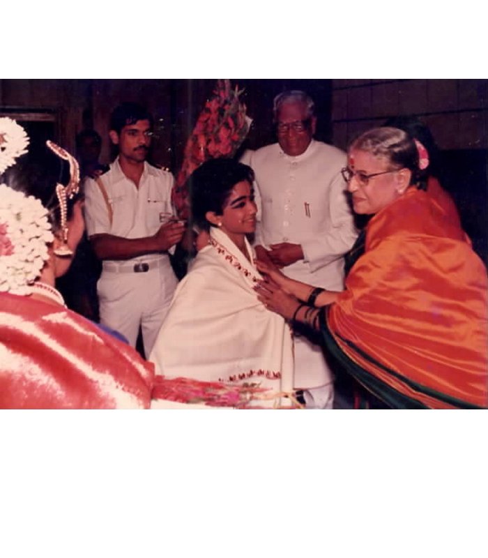 Satyajit being felicitated by M.S.Subbulakshmi in Rashtrapathi Bhavan