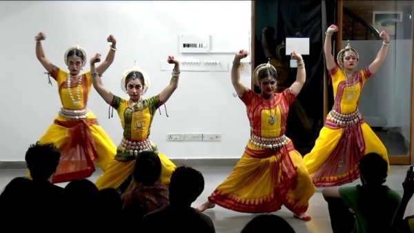 Odissi by Pallavi Odissi Nritya Sangeet Vidyalaya
